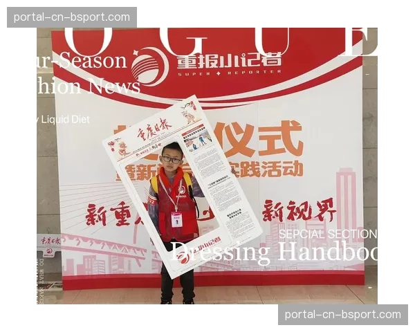 镜头捕捉：场边小球童完美停住边线球，获全场掌声