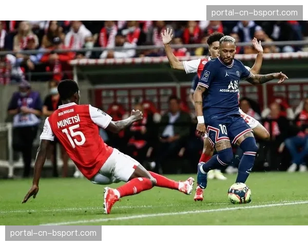 特写：兰斯小将阿卜杜勒哈米德打入法甲处子球后泪洒赛场