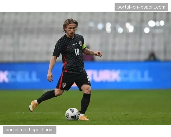 “现场：主赛拳手因赛前称重未过关，被剥夺金腰带，仅比赛照常进行”